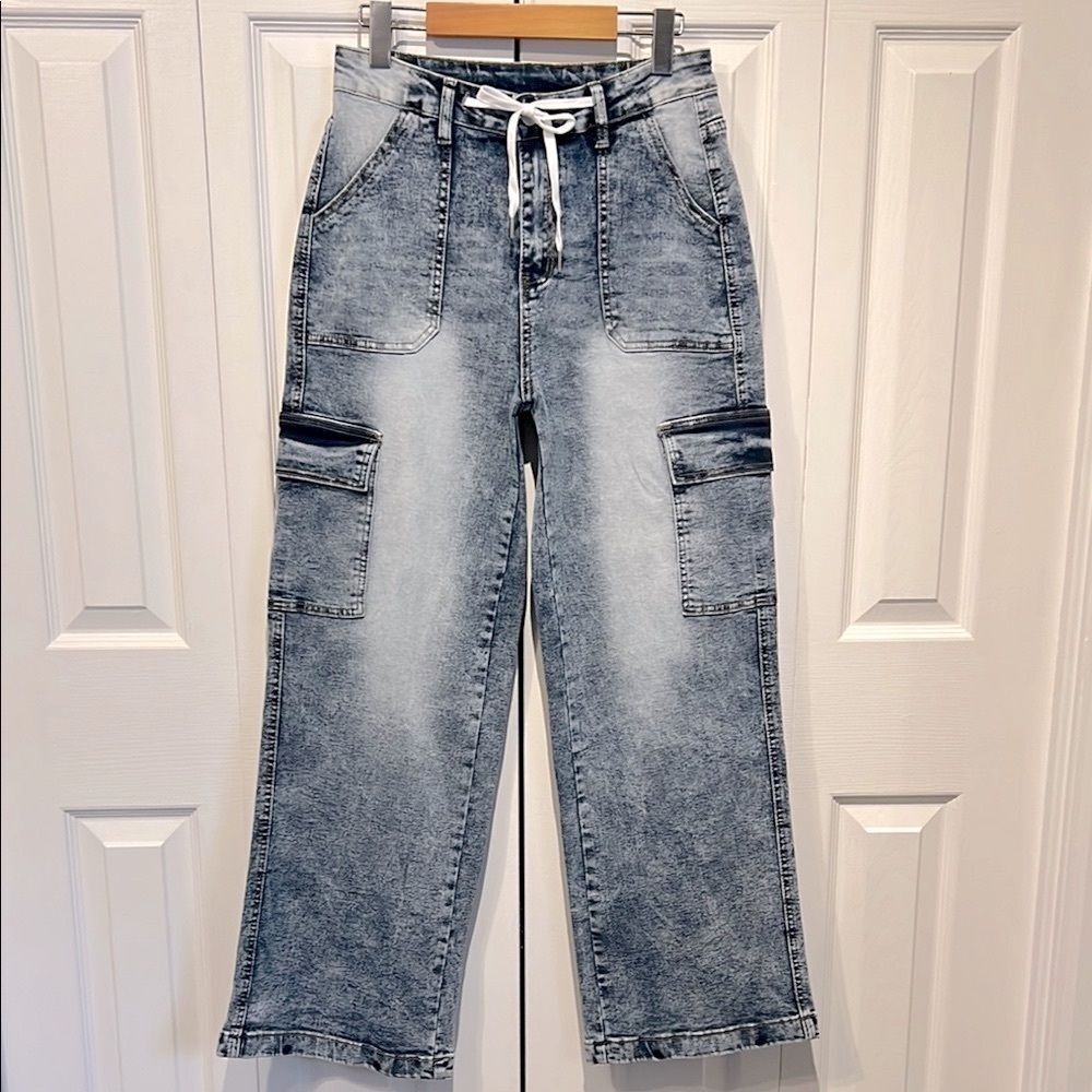 Women’s Blue Wash Wide Leg Cargo Jeans Size L (fits smaller, see measurements)